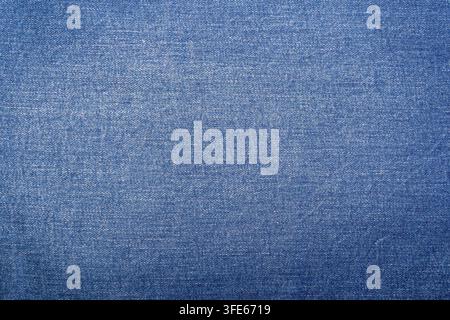 Oberansicht von blauem Denimjeans-Stoff mit klassischem Indigo-Twill-Webmuster. Nahtloser Textilhintergrund, ideal für Mode-E-Commerce Stockfoto