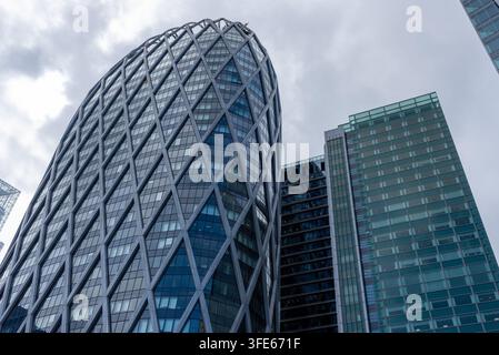 Moderne Wolkenkratzer im Geschäfts- und Finanzdistrikt von La Défense am Stadtrand von Paris Stockfoto