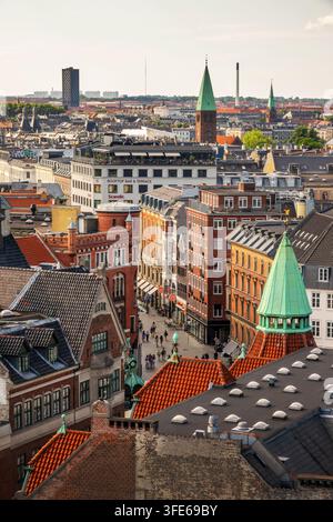 Stadtansicht von der Aussichtsplattform des Rundetårn (Rundetaarn) mit der Frederiksborggade und dem Scandic-Hotelgebäude in Kopenhagen, D Stockfoto
