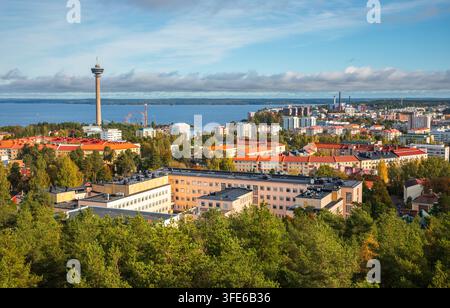 Luftaufnahme der Stadt Tampere mit dem ikonischen Nasinneula-Turm, urbanen Gebäuden und üppigen Wäldern, die den Nasijarvi-See in Tampere überblicken Stockfoto