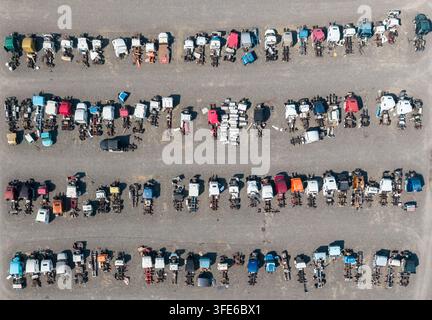 Luftbild eines Lkw-Schrottplatzes mit Reihen von demontierten Sattelkraftwagen und Fahrzeugteilen, die auf einem Kiesgelände in Umatilla, Oregon, USA, angeordnet sind. Stockfoto