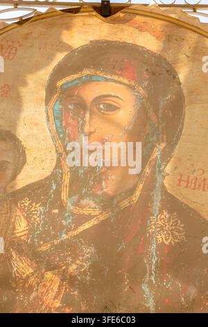 Ein hängendes Symbol, das die Jungfrau Maria und das Jesuskind darstellt, vor der Panagia-Phaneromeni-Kirche, Faneromeni-Platz in Nikosia, Zypern Stockfoto