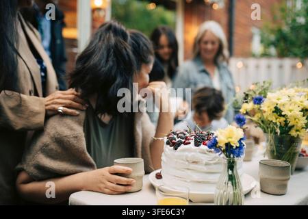Hausgemachter Kuchen mit der Familie während einer Geburtstagsfeier im Freien Stockfoto