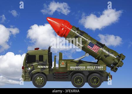 Auto, Blechspielzeug, Modellauto, LKW, Armee, Kriegsspielzeug, Raketenwerfer, Rakete, Studiomaufnahme, Niedersachsen, Bundesrepublik Deutschland Stockfoto