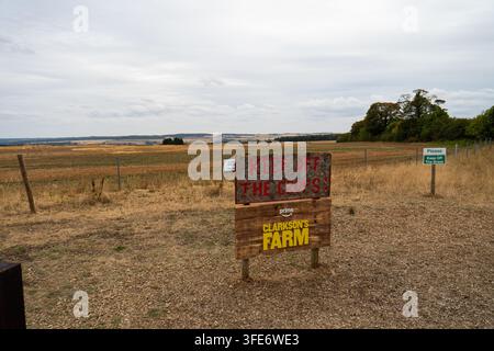 Chipping Norton, Oxfordshire, Vereinigtes Königreich, 17. August 2026. Holzschild mit der Aufschrift „Keep Off The Crops“ über Farmland auf Diddly Squat Farm. Stockfoto