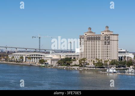 Savannah, GA - USA - 27. Januar 2026 - Savannah Convention Center am Ufer des Savannah River mit Baukränen im Hintergrund Stockfoto
