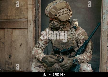 Ein Soldat lädt Patronen in ein Maschinengewehr-Magazin. Nahaufnahme Stockfoto