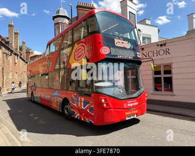 Der City Sightseeing Cambridge Hop-on Hop-off Tourbus Walter Raleigh. Ein Volvo B5TL-Fahrgestell, gepaart mit einer Wright Eclipse Gemini 3 Open-Top-Karosserie. Stockfoto