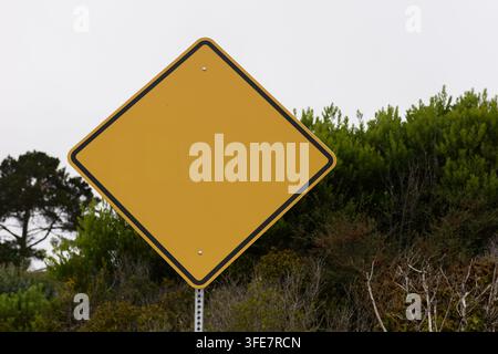 Ihre Nachricht hier. Leer, leer, gelb, rautenförmiges Warnschild. Stockfoto