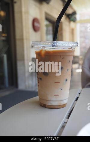 Eiskaffee steht auf einem Tisch in einem Café Stockfoto