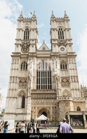 London, Großbritannien - 27. Juli 2025 - die englische gotische Architektur der Westminster Abbey ist eine prominente anglikanische Kirche in der City of Westminster Stockfoto