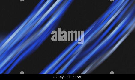 Abstrakte blaue und weiße leuchtende Streifen fegen diagonal über einen strukturierten schwarzen Hintergrund und erzeugen ein lebendiges dynamisches Grafikmuster mit offenen Räumen Stockfoto