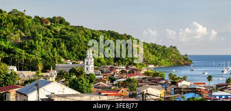 Panoramatische Ansicht von Saint-Pierre in Martinique mit der Kathedrale Unserer Lieben Frau der Himmelfahrt, üppigen grünen Hügeln und Booten in der Bucht. Karibische Frankreich Stockfoto