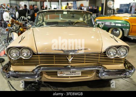 Mailand, Italien - 12.11.2022: Vintage Plymouth-Klassiker als Cabriolet auf Ausstellung Stockfoto