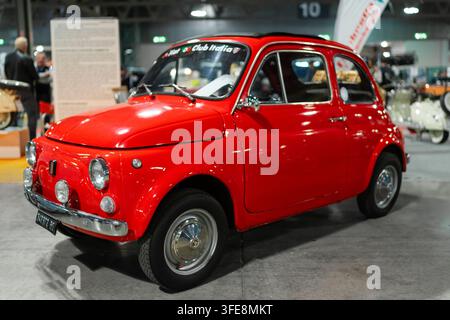Mailand, Italien - 12.11.2022: Roter Vintage-Fiat beim klassischen Automobilschau. Ausstellung Milano Autoclassica Stockfoto