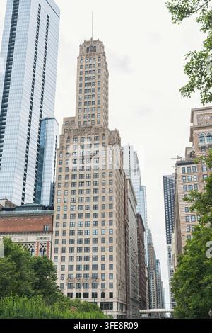 Vertikale Ansicht der Hochhäuser der Innenstadt von Chicago, die eine auffällige Mischung aus modernen Glasgebäuden und historischer Steinarchitektur zeigen, Stadtkunstlandschaft Stockfoto