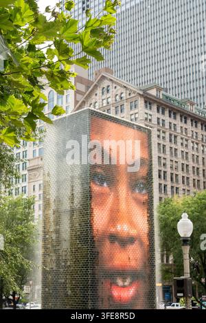 02. September 2026 - Chicago, Illinois, USA: Vertikalfoto eines Chicagoer Stadtbrunnens, der das Porträt einer lächelnden jungen Frau zeigt Stockfoto