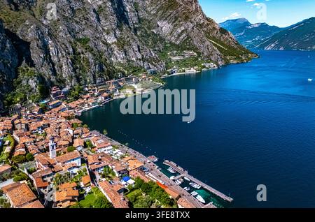 Blick auf Limone sul Garda am Ufer des Gardasees in der Provinz Brescia, Lombardei, Italien. Stockfoto