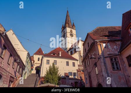 Lutherische Kathedrale der Heiligen Maria erhebt sich über historischen Gebäuden in Sibiu, Siebenbürgen, Rumänien Stockfoto