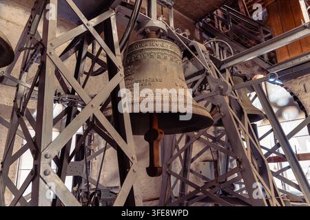 Historische Glocke und Metallmechanik im Inneren des lutherischen Kathedralturm in Sibiu, Siebenbürgen, Rumänien Stockfoto