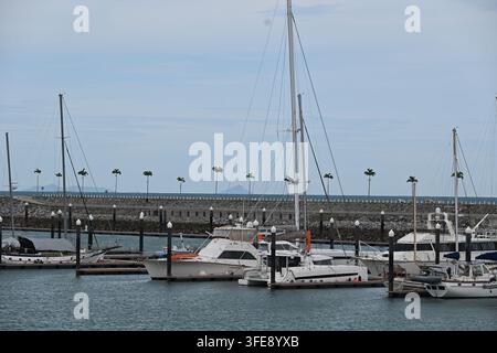 Luxus-Yachten, die in der Vista Mar Marina in San Carlos, Panama, festgemacht sind Stockfoto