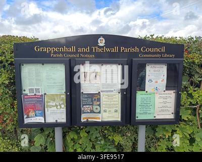 Gemeinschaftsanzeigentafel des Grappenhall-and-Thelwall-Gemeinderats in der Victoria Avenue, Cheshire. Stockfoto