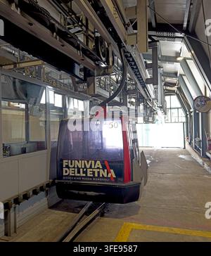 Eine Funivia dell'Etna-Gondel fährt durch die Seilbahnstation auf dem Ätna, Catania, Sizilien, Italien, und befördert Touristen den Vulkan hinauf. Stockfoto