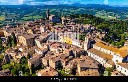 Blick auf Todi, eine Stadt in der Provinz Perugia, Umbrien, Italien Stockfoto