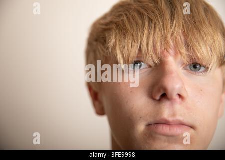 Ein junger Mann mit blonden Haaren und blauen Augen Stockfoto