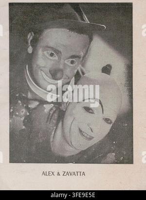 Ein Foto von 1947 zeigt zwei Clowns, Alex und Zavatta, vom Cirque d'hiver, mit gemalten Gesichtern und Kostümen, die in einer vertikalen Komposition zusammen posieren. Stockfoto