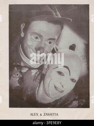 Ein Foto von 1947 zeigt zwei Clowns, Alex und Zavatta, vom Cirque d'hiver, mit gemalten Gesichtern und übertriebenen Ausdrücken, die in einer engen Komposition posieren. Stockfoto