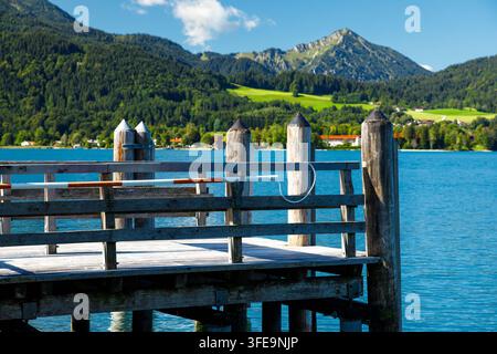 Blick auf den Seesteg mit Holzsteg auf blauem Alpenwasser mit Berghintergrund Stockfoto