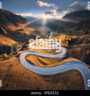Luftaufnahme der gewundenen Bergstraße in den Schweizer Alpen Stockfoto