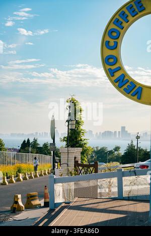 Vento Coffee-Schild mit Blick auf eine Küstenstadtansicht in Qingdao, Shandong, China. Stockfoto