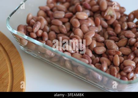 Gekochte Kidneybohnen in einer Glasschale Stockfoto