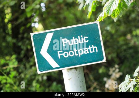 Ein metallenes öffentliches Fußweg-Schild mit einem weißen Pfeil, England, UK Stockfoto
