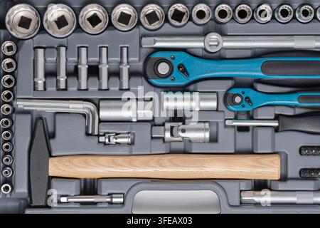 Ansicht von oben reichhaltiges mechanisches Werkzeugset inklusive Holzhammer, Ratschen und Steckdosen Stockfoto