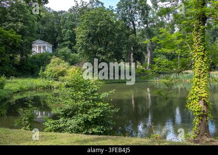 See und Sibyllentempel im Łazienki-Park in Warschau, Polen Stockfoto