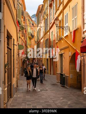Monaco, 2. Mai 2026. Typische Fußgängerstraße in der Altstadt von Monaco mit roten und weißen Flaggen Stockfoto