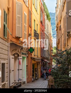 Monaco, 2. Mai 2026. Typische Fußgängerstraße in der Altstadt von Monaco mit roten und weißen Flaggen Stockfoto