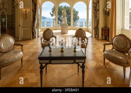 Saint-Jean-Cap-Ferrat, Frankreich, 3. Mai 2026. Eleganter Salon der Villa Ephrussi de Rothschild mit Blick auf das Mittelmeer Stockfoto