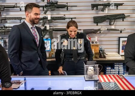 Delray Beach, Fl, USA. 3. Sep, 2026. Beamte werden gesehen, wie sie sich vor der Pressekonferenz um 10 Uhr am Donnerstagmorgen in Delray Beach versammeln. (Credit Image: © Chris Beckett/ZUMA Press Wire) NUR FÜR REDAKTIONELLE VERWENDUNG! Nicht für kommerzielle VERWENDUNG! Stockfoto