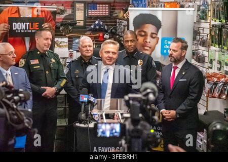 Delray Beach, Fl, USA. 3. Sep, 2026. ATF-Direktor ROBERT CEKADA wird gesehen, wie er bei Wex Gunworks spricht, um die Initiative während der Pressekonferenz am Donnerstag in Delray Beach zu enthüllen. (Credit Image: © Chris Beckett/ZUMA Press Wire) NUR FÜR REDAKTIONELLE NUTZUNG! Nicht für kommerzielle NUTZUNG! Stockfoto
