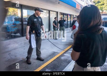 Delray Beach, Fl, USA. 3. Sep, 2026. Ein ATF-K9-Handler ist am Donnerstagmorgen vor dem Waffengeschäft in Delray Beach zu sehen. (Credit Image: © Chris Beckett/ZUMA Press Wire) NUR FÜR REDAKTIONELLE VERWENDUNG! Nicht für kommerzielle VERWENDUNG! Stockfoto