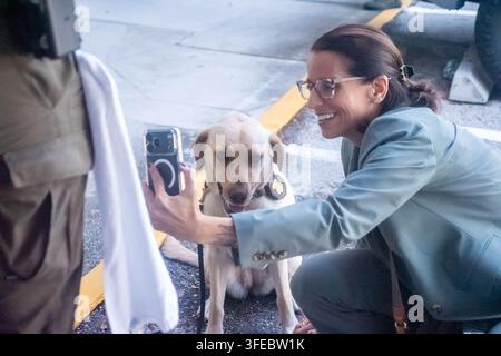 Delray Beach, Fl, USA. 3. Sep, 2026. Ein Beamter macht ein Foto mit dem ATF K9 außerhalb der Veranstaltung am Donnerstagmorgen. (Credit Image: © Chris Beckett/ZUMA Press Wire) NUR FÜR REDAKTIONELLE VERWENDUNG! Nicht für kommerzielle VERWENDUNG! Stockfoto
