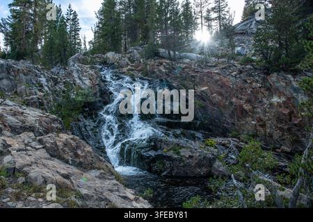 Ein kleiner Wasserfall im Hinterland der Sierra Nevada, die raue Wildnis der kalifornischen Berge ist schön und dramatisch. Stockfoto