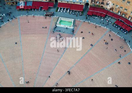 Siena, Toskana, Italien - 8. Oktober 2021: Platz Piazza del Campo und Brunnen Fonte Gaia, Luftansicht mit Touristen und Außentischchen des Cafés Stockfoto
