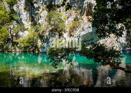 Türnischer Pool des Voidomatis-Flusses unter Kalksteinklippen, Zagori, Griechenland Stockfoto