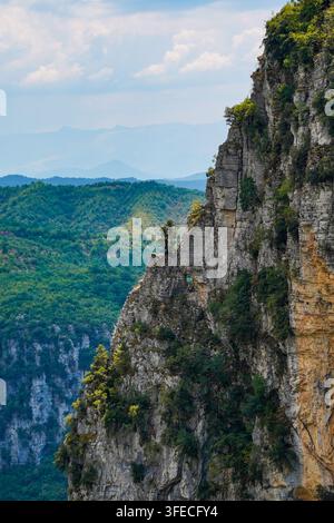 Transparente Kalksteinklippen der Vikos-Schlucht, Zagori, Griechenland Stockfoto