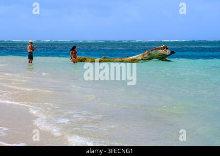 Influencer am Strand auf Chichime Island, Comarca Kuna Yala, Guna Yala-Gebiet, San Blas-Archipel, Panama Stockfoto